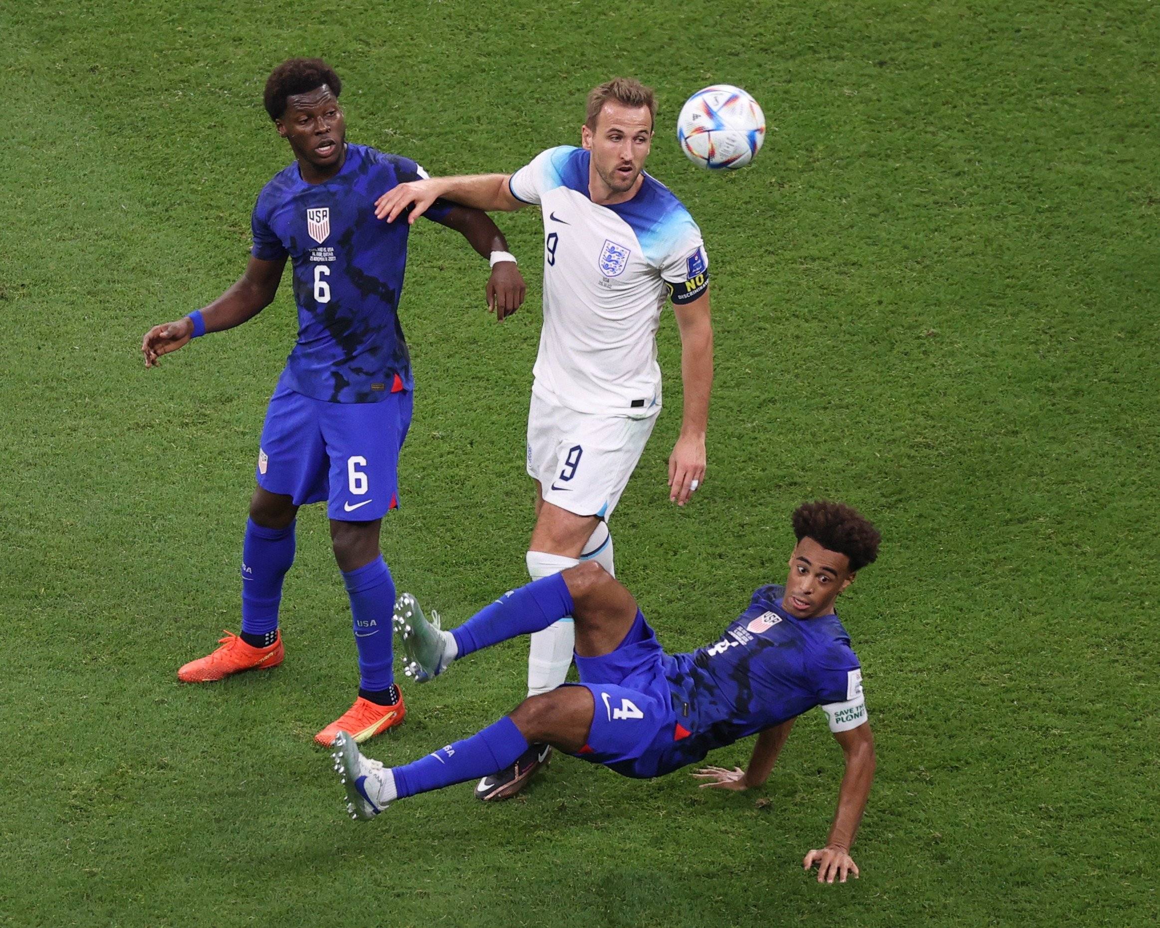 美国足球队展现出色战绩夺魁 美国足球队展现出色战绩夺魁